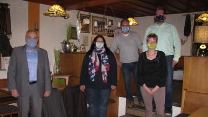 Bild: Gemeinde Kulmain/exb
Das Vorstandsteam des Vereins "Sonnenblicke Nordoberpfalz" mit (von links) Bürgermeister Günter Kopp, Zweiter Vorsitzenden Anja Clement, Schriftführer Alexander Pscherer, Vorsitzendem Marco Pscherer und Kassiererin Daniela Pscherer.