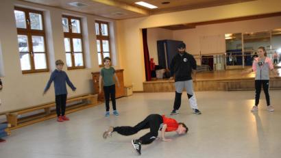 Bild: ads
Breakdance ist eine ursprünglich auf der Straße getanzter Tanzstil, der als Teil der Hip-Hop-Bewegung in den 70er Jahren in New York entstanden ist. Heute fordert Breakdance eine hohe Disziplin von den Tänzern, die oft über athletische Fähigkeiten verfügen müssen. Der SV Kemnath a.B. bietet Training für Jugendliche ab 12 Jahren an.