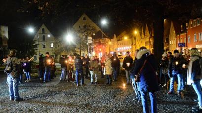 Bild: uz
Aufstellung zum gemeinsamen Spaziergang am Schlörplatz. Links: Veranstaltungsleiter Markus Zürner.