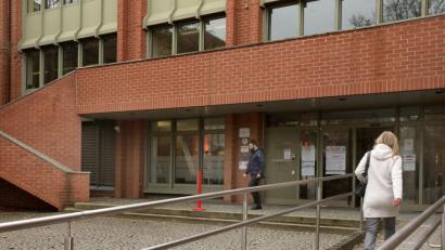 Bild: Wolfgang Steinbacher
Auf dem Weg ins Neue Rathaus in Weiden. Wie willkommen fühlen sich die Bürger dort? Eine Studie zur Kundenzufriedenheit liefert Antworten, die der Verwaltung und dem Stadtrat nicht gefallen.