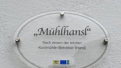 Bild: Andreas Royer
Das Projekt „Hausnamen erzählen Geschichte“ mit Schildern an den Häusern, wie hier in Rosenberg, soll im Frühjahr 2021 weiterlaufen.