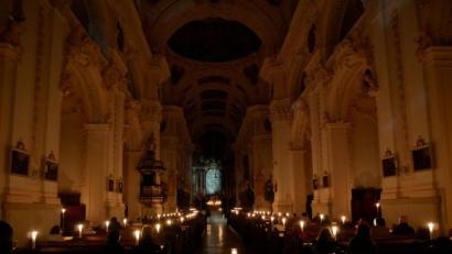 Bild: hmr
Eine besondere Atmosphäre durften evangelische und katholische Gläubigen in der nur durch Kerzen erleuchteten Basilika erleben.