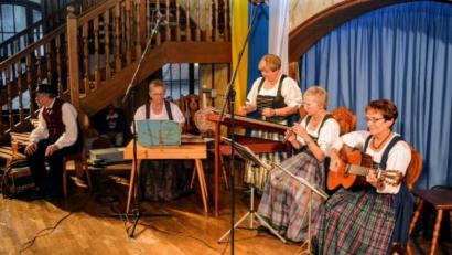 Bild: u
Herausragendes Ereignis der letzten Jahre war für die Hirschauer Hausmusik ihr Auftritt beim Oberpfalztag in München im November 2017. Von rechts: Inge Mangelberger, Gabi Meindl, Martha Pruy und Luzia Dietz. Links mit im Bild: Stadt-Heimatpfleger Sepp Strobl.