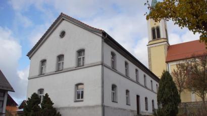 Bild: mmj
Über einen Zeitraum von 120 Jahren spielte sich die Weidinger Schulgeschichte hier ab: In diesem Gebäude nahe der Kirche wurden von 1839 bis 1963 die Kinder unterrichtet.