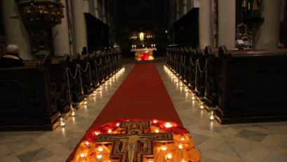 Bild: ads
Mit viel Liebe zum Detail hatte die Gemeindereferentin Gabriele Papp mit ihrem Taizé-Gebetsteam die zahlreichen Kerzen zur ersten Nacht der Lichter in der Georgskirche arrangiert.