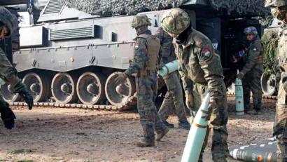 Bild: Bundeswehr Weiden
Sie müssen nun zeigen, was sie in Weiden gelernt haben: Ungarische Soldaten beladen die Panzerhaubitze mit Munition.