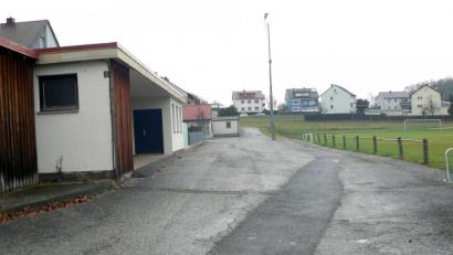 Bild: lep
Eine große Gefahr sehen die Verantwortlichen des SC Kirchenthumbach beim Überqueren der Jahnstraße zum Sportplatz. Aus Sicherheitsgründen sollen in dem Bereich nun Absperrungen aufgestellt werden.