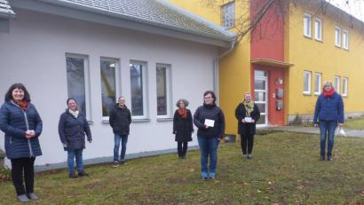 Bild: sl
Die Frauenbund-Vorsitzenden Maria Winter und Claudia Rupprecht überreichen Kindergartenleiter Patrick Schuh, Elternbeiratsvorsitzender Manuela Beck, Ulrike Berlin, sowie für die Grundschule an Elternbeiratsvorsitzende Nicole Merkel und Rektorin Beate Vetterl (von links) die Spenden.