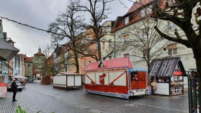 Bild: Josef Wieder
Am Donnerstag vereinbart, schon sind am Montag die Hütten und Trailer aufgefahren. Allerdings fehlt jetzt noch die Deko für einen "Hauch von Hüttenzauber" am Oberen Markt.