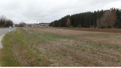 Bild: br
Knapp 38 000 Quadratmeter groß ist die Fläche (rechts im Bild) für das künftige Gewerbegebiet „Neusorg-Süd II“ mit sechs Parzellen und wird über die Gemeindeverbindungsstraße von Neusorg nach Stöcken (links im Bild) verkehrsmäßig erschlossen.