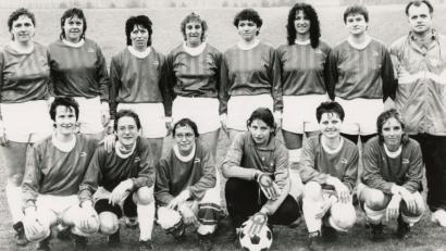 Archivbild: Ziegler
In der Saison 1990/91 spielten die Fußballerinnen des SV Inter Bergsteig Amberg so gut, dass sie am Ende den Titel in der Bezirksliga holten. Hintere Reihe von links: Gretel Schnaus, Maria Gebhardt, Anni Ernst, Birgit Diermeier, Jasmina Wifling, ihre Schwester Sakina Wiesgickl, Petra Schwarz, Trainer Josef Wifling. Vorne von links: Lisa Gall, Beate Niemiecz, Karin Rockel, Angelika Denninger, Marion Chavez und Anita Bartsch.