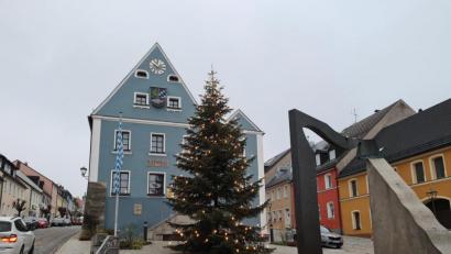 Bild: sne
Mit elf Metern Höhe thront die Nordmanntanne auf dem Platz vor dem Rathaus.