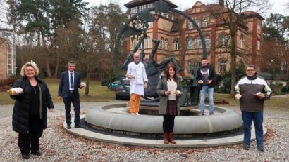 Bild: Hirsch
Die Geschäftsführerin der Kreishandwerkerschaft, Claudia Mendel, Kreishandwerksmeister Ernst Maler, Prüfer Manfred Stiefel sowie die Bäckermeister Stefanie Schmid, Kurt Scherl und Christian Glaab (von links) freuten sich über das gute Ergebnis bei der Stollenprüfung der Schwandorfer Bäckerinnung.