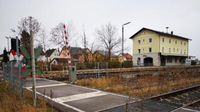 Bild: Thomas Dobler
Was die Barrierefreiheit des Bahnhofs anbelangt, so ist momentan durch die Bahn lediglich geplant, einen schienengleichen, aber barrierefreien Weg zu schaffen. Der Markt Schwarzenfeld hat hier Einwände, auch was den Bahnübergang als solchen anbelangt.