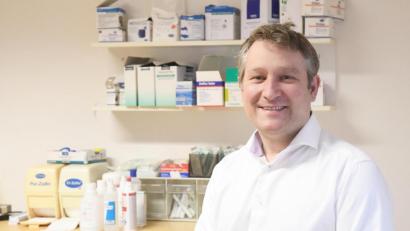 Bild: Gabi Schönberger
Dr. Tobias Müller hat sich getraut. Er ließ einen Impfstoff gegen Covid-19 im Rahmen einer Studie am eigenen Leib testen. Es geht ihm gut, auch wenn er nach der Spritze ein bisschen leiden musste.