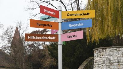 Bild: Petra Hartl
Der Wegweiser für Toleranz und Demokratie im Stadtgraben beim Vilssteg am Englischen Garten soll um eine Hinweistafel für den 1995 ermordeten Klaus-Peter Beer ergänzt werden.
