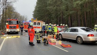 Bild: Gustl Beer
Feuerwehr und Rettungsdienst sind im Einsatz: Ein roter Kleinwagen ist auf der Gegenfahrbahn gegen die silberfarbene Limousine gestoßen.