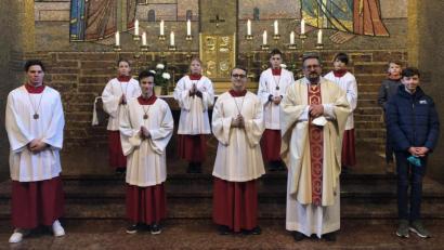 Bild: Kunz
Zwei neue Ministranten machen Dienst am Altar in Herz Jesu. Lukas Frey (links) wurde nach zehn Jahren verabschiedet.