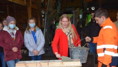 Bild: bö
Zusammen mit der Jugendbeauftragten des Marktes Hohenburg Susanne Braun füllten die Jugendlichen aus Hohenburg die Formen für ihre Fußstapfen in Beton zur Erinnerung an die Todesmärsche von KZ Häftlingen im Lauterachtal