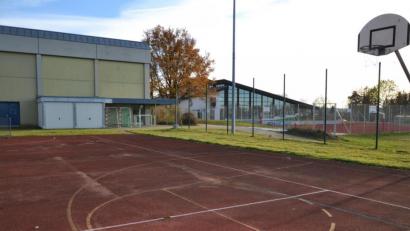 Bild: as
Auf dem alten Hartplatz beim Stiftland-Gymnasium soll eigentlich die neue Dreifachturnhalle entstehen. Im Hintergrund (links) ist die alte Dreifachturnhalle.