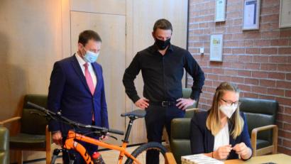 Bild: uz
Oberbürgermeister Jens Meyer und Sportleiter Christian Meiler beobachten Lena-Maria Völkl bei der Ziehung der Hauptgewinnerin.