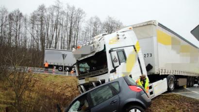 Bild: jma
Beim Linksabbiegen ist am Montagmorgen ein 76-Jähriger auf der B299 mit einem entgegenkommenden Sattelzug zusammengestoßen. Durch die Wucht des Aufpralls wurde der Pkw zehn Meter nach hinten in den Graben geschoben. Der Fahrer verstarb noch an der Unfallstelle.