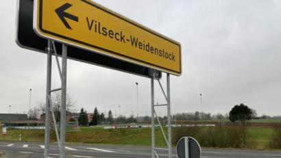 Bild: e
Gegenüber der Einfahrt zum Neubaugebiet Weidenstock soll, angrenzend an den bestehenden Sportplatz des 1. FC Schlicht, ein zusätzliches Rasenspielfeld gebaut werden.