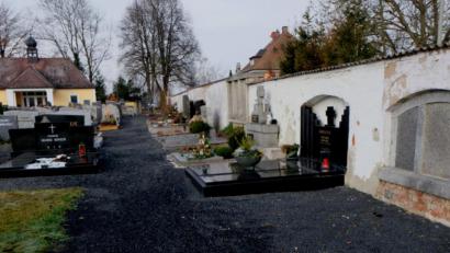 Bild: le
Erstmals wird im katholischen Friedhof an der Kirchstraße eine Urnen-Grabstätte für sechs Beisetzungen errichtet. Passend dafür die Grabstelle der freie Platz an der Friedhofmauer (ganz rechts) unmittelbar gegenüber dem Hochkreuz des Friedhofes.