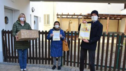Bild: exb
Museumsmitarbeiter Michael Herzog (rechts) und Museumspädagogin Anna Ondrejtschak überreichen die Kreativkoffer an Anita Rupprecht (links), die Leiterin des Kindergartens Marienheim.