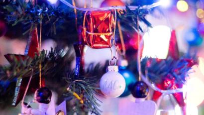 Bild: Julian Stratenschulte/dpa
Wer früher anfängt sein Zuhause weihnachtlich zu dekorieren, ist laut einer britischen Studie glücklicher.