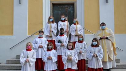 Bild: gi
Sieben neue Ministranten nimmt Pfarrer Udo Klösel im Gottesdienst auf.