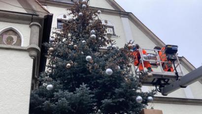 Bild: Stadt Weiden
Der Christbaum am Alten Rathaus wurde nun trotzdem geschmückt.