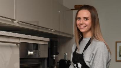 Bild: A. Schwarzmeier
Bevor der Backofen eingeschaltet wird, präsentiert Jasmin Häring ihre Teiglinge. Das fertige Produkt heißt Zitronendinkelplätzchen.