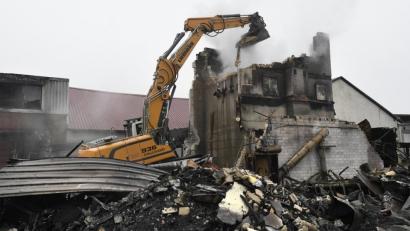 Bild: Petra Hartl
Ein Bagger schaufelt die Holzspäne aus dem meterhohen Gebäude. Sie können unter Umständen noch tagelang glimmen.