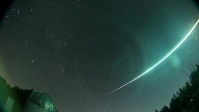 Bild: Erwin Filimon/Sternwarte Gahberg/dpa
Ein Lichtstrahl, aufgelöst durch einen Meteorit, leuchtet am nächtlichen Himmel.