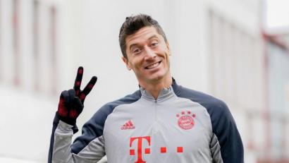 Bild: --
Robert Lewandowski auf dem Weg zum Abschlusstraining des FC Bayern München. Foto: --/FC Bayern München/FCB/dpa/Handout