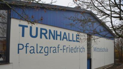Bild: dob
Die Sanierung der Dreifachturnhalle ist für die Stadt Vohenstrauß mit rund 2,83 Millionen Euro heuer die größte Investition. Der neue Name ist in großen Buchstaben zu lesen.