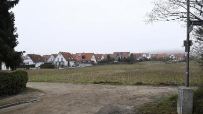 Bild: Petra Hartl
Dort, wo der Kindergarten Winterstraße einmal entstehen soll, treffen sich heute zwei Feldwege. Entsprechend intensiv ist die Diskussion im Stadtrat um die Verkehrsanbindung.