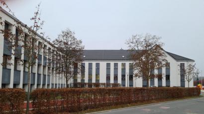 Bild: sne
Zur Verbesserung der Luftqualität und zur Vorbeugung der Verbreitung des Corona-Virus soll die Stadtverwaltung sich mit der Grund- und Mittelschule regelmäßig über Maßnahmen absprechen.