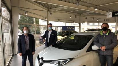 Bild: ak
Von Stefan Wedlich (Mitte) holten Bürgermeister Christian Porsch (links) sowie Paul Dolata (rechts) das neue Dienstfahrzeug für die Rathausmitarbeiter ab.