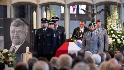 Bild: Swen Pförtner/dpa
Rechter Terror ist längst in Deutschland angekommen. Die Ermordung des Kasseler Regierungspräsidenten Walter Lübcke - hier ein Bild vom Trauergottesdienst - zeigt dies auf schockierende Weise.