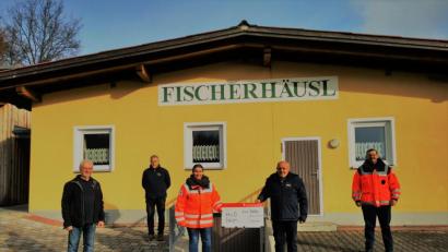 Bild: gz
Vorsitzender Karl Roth überreicht den Scheck im Beisein von Ewald Singer, Michael Kleber (von links) und Georg Rauch (rechts) an Helferin Laura Roth.