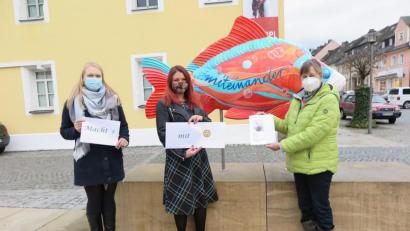 Bild: jzk
Vor dem Karpfen „Miteinander“ rufen Susanne Vonhoff, Jessika Wöhrl-Neuber und Stefanie Baier (von rechts) zur gemeinsamen Aktion „Weihnachtstüten für Senioren“ auf.