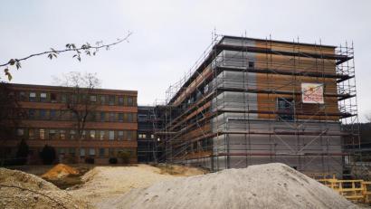 Bild: Thomas Dobler
Die Arbeiten für den Erweiterungsanbau an das Landratsamt (rechts) sind auch im Innenbereich bereits weit vorangeschritten. Der Wunsch, den Anbau noch heuer in Gebrauch zu nehmen, wird sich aber nicht erfüllen.