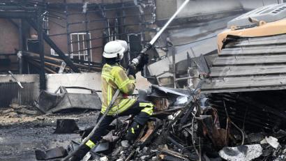 Bild: Petra Hartl
Die Feuerwehr muss gut 30 Stunden nach dem Ausbruch des Großbrands bei einer Zimmerei in Amberg noch einmal vorbeikommen. Für Nachlöscharbeiten.