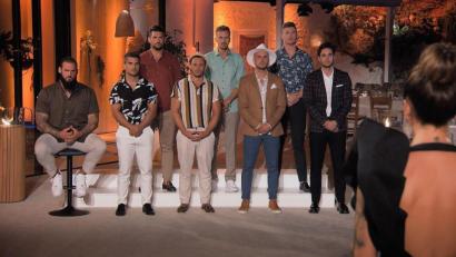 Bild: TVNOW
Das war die letzte Nacht der Rosen für Daniel Bayer (Fünfter von links). Von den acht Männern auf dem Bild schickte die "Bachelorette" auf einen Schwung die Hälfte nach Hause.