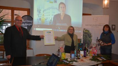 Bild: jr
Die Marktgemeinde Bad Neualbenreuth bekam jetzt den Titel „Fairtrade-Gemeinde“ verliehen. Darüber freuen sich (von links) Bürgermeister Klaus Meyer, Ursula Stingl (Gäste-Info) und Angela Frank, Sprecherin der Fairtrade-Steuerungsgruppe. Im Hintergrund Lisa Herrmann von Fairtrade-Town bei ihrer Video-Grußbotschaft.