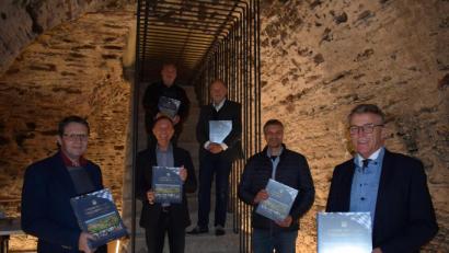 Bild: szl
Das Redaktionsteam um Chronik-Projektkoordinator Thomas Sporrer stellte gemeinsam mit Bürgermeister Franz Stahl am Mittwochabend in der Fronfeste die neue Chronik der Kreisstadt vor. Im Bild: (von links) Wolfgang Benkhardt, Mirko Streich, Peter Geyer, Thomas Sporrer, Dieter Bayreuther und Franz Stahl.