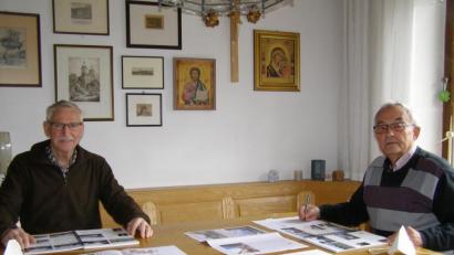 Bild: pz
Josef Reindl und Manfred Brunner (von links), die beiden Lehrer im Vorstand des Gerwig-Kreises, waren am Donnerstag beim Korrekturlesen.