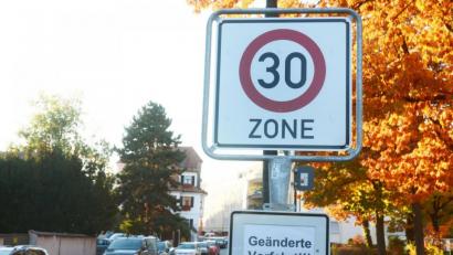 Bild: Gabi Schönberger
In Tempo-30-Zonen lässt die Stadt Radargeräte bevorzugt aufstellen – unter anderem vor Schulen und Seniorenheimen.